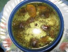 حساء الفطر المصنوع من البوليطس الطازج